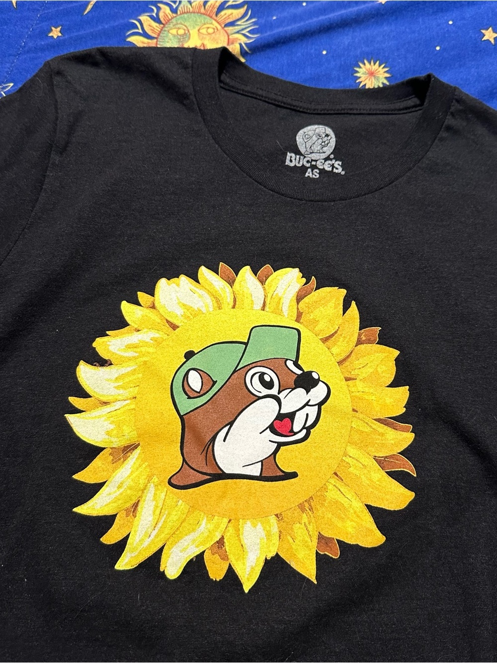 Buck tooth beaver boi on a sunflower